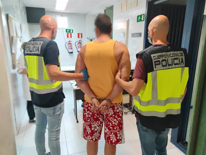 Nota De Prensa:"La Policía Nacional Ha Detenido A Un Prófugo De La Justicia Gala Que Le Constaba Una Orden Europea De Detención Para Extradición "