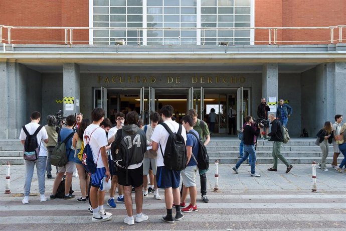 Varias personas en las puertas de la Facultad de Derecho el día en que da comienzo las pruebas de acceso a la universidad del año 2022, en la Facultad de Derecho de la Universidad Complutense de Madrid, a 6 de junio de 2022, en Madrid (España). 