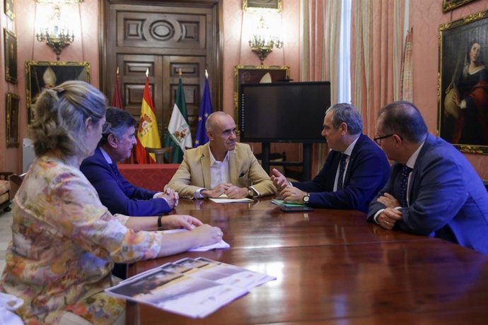 Reunión del Ayuntamiento de Sevilla y el Consejo General de Farmaceúticos