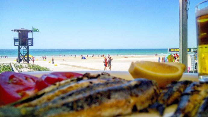 Gastrononmía y playa en Cádiz.