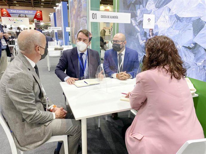 Archivo - El diputado provincial de Turismo de Almería se reúne con touroperadores en la WTM.