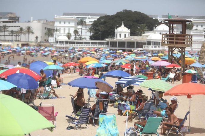 Archivo - La playa de La Caleta de Cádiz