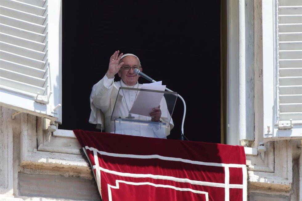 19 June 2022, Vatican, Vatican City: Pope Francis delivers the Angelus prayer from the window overlooking St. Peter's Square. Photo: Evandro Inetti/ZUMA Press Wire/dpa