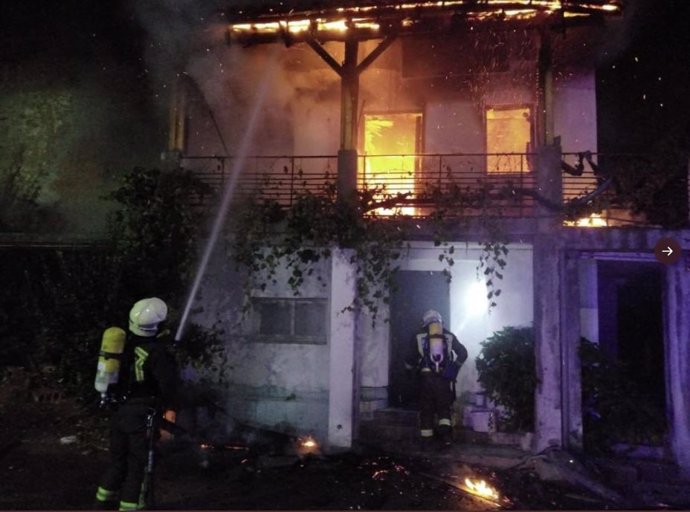 Incendio en una vivienda adosada en Beranga, Hazas de Cesto.