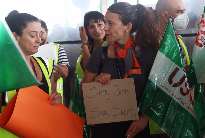 Trabajadores de las aerolíneas Ryanair y EasyJet se concentran a las puertas del aeropuerto Costa del Sol de la capital en protesta de las condiciones laborales que tienen en el inicio de la campaña de verano, a 1/7/ 2022 en Málaga (Andalucía, España)