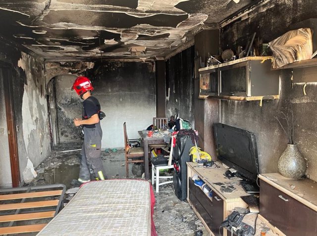 Bomberos de Málaga capital rescatan a cinco personas, dos de ellas menores, atrapadas en el balcón de una sexta planta por un incendio