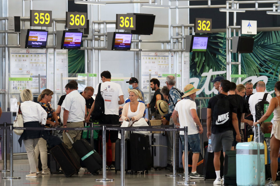 Salida masiva de cientos de pasajeros en el comienzo de la primera quincena del mes de julio a diferentes destinos internacionales desde el aeropuerto Costa del Sol de la capital, a 1 de julio de 2022 en Málaga (Andalucía, España)