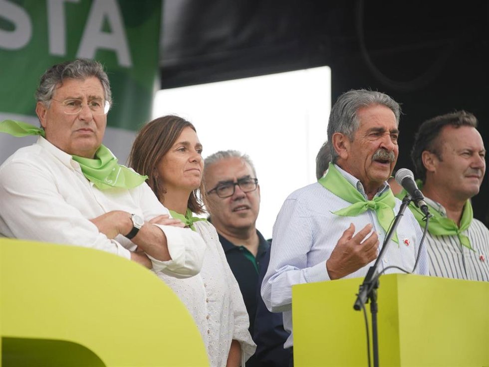 Miguel Ángel Revilla, en la fiesta de su partido, el PRC
