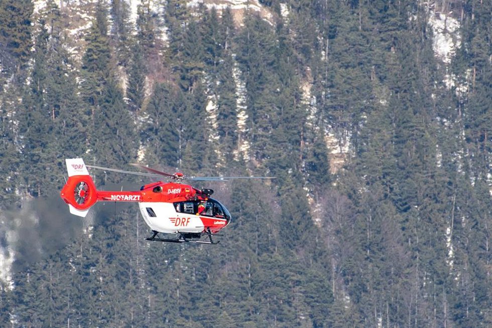 Archivo - Un helicóptero de rescate en los Alpes