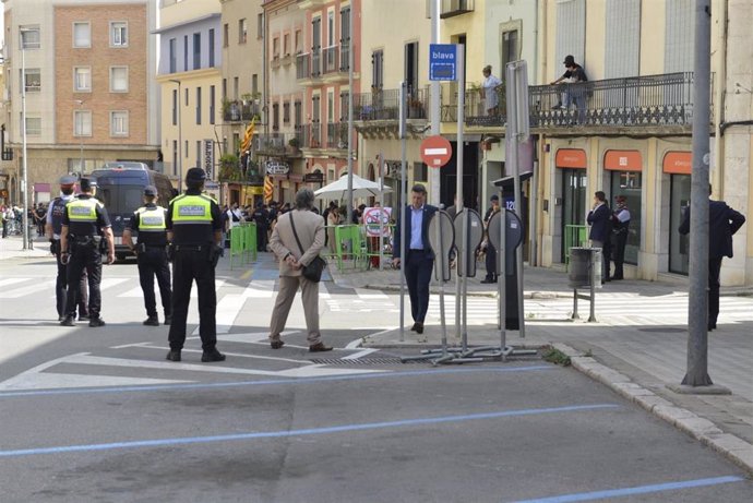 Varias personas se concentran en Figueres (Girona) contra la visita real de la Princesa Leonor y la Infanta Sofía al municipio