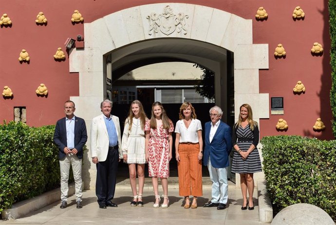 La Princesa Leonor y la Infanta se reúnen en Figueres (Girona) con jóvenes vinculados a la FPdGi, junto al vicealcalde Pere Casellas, Francisco Belil (FPdGi), Jordi Mercader (Fundació Dalí) y la delegada Maria Eugnia Gay