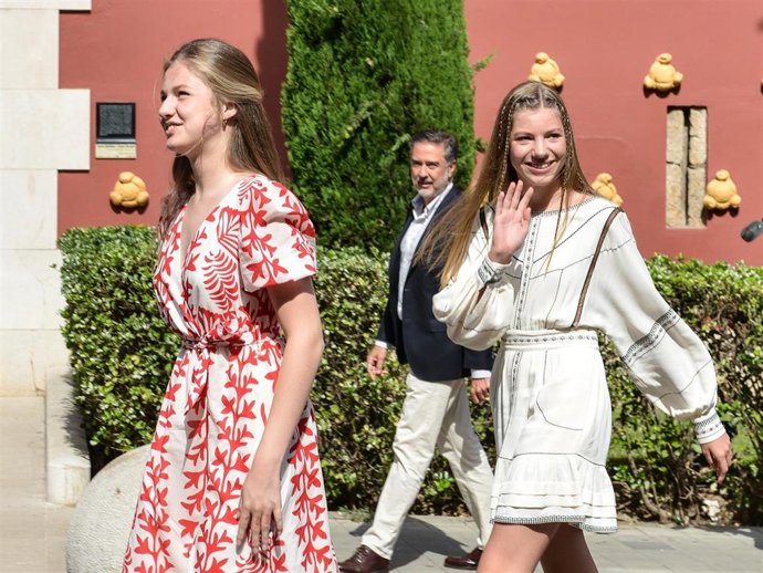 La Princesa Leonor y la Infanta Sofía saludan a su llegada al teatro museo Dalí de Figueres, a 3 de julio de 2022, en Figueres, Girona