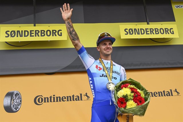 AMP.- Ciclismo/Tour.- Groenewegen arrebata el ansiado triunfo al líder Van Aert en la tercera etapa del Tour