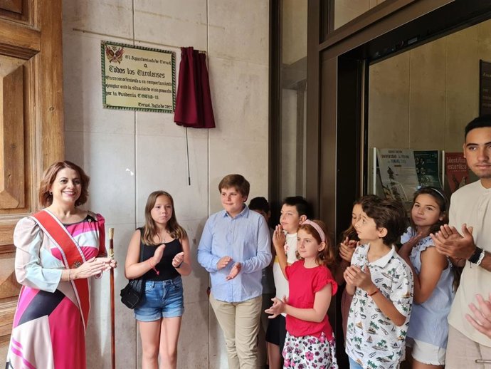 La alcaldesa junto a la placa en reconocimiento de los turolenses.