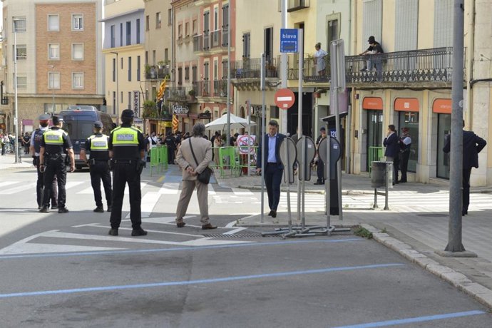 Diverses persones es concentren a Figueres (Girona) contra la visita real de la Princesa Leonor i la Infanta Sofia al municipi