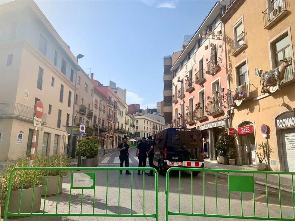 Las cercanías del Teatre-Museu Dalí de Figueres (Girona) tras quedar disueltas las manifestaciones a favor y en contra de la visita de la Princesa Leonor y la Infanta Sofía