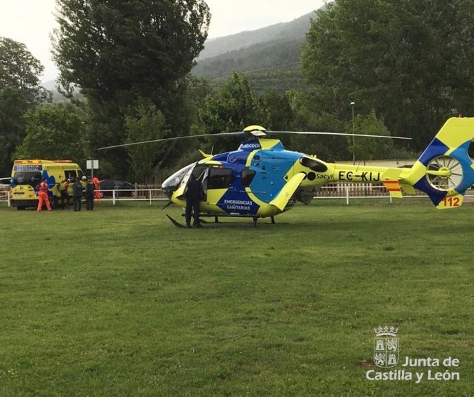 Traslado de uno de los heridos en el pico Bodón.
