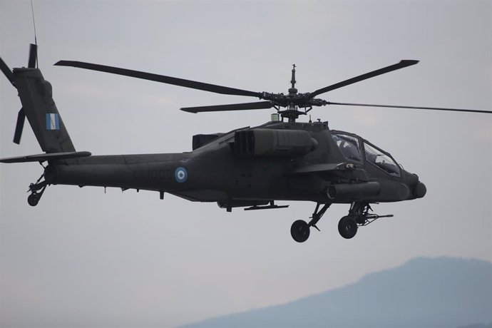 Archivo - Un helicóptero AH-64 Apache griego