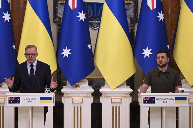El primer ministro australiano, Anthony Albanese (izquierda), y el presidente ucraniano, Volodimir Zelenski, hablan con los medios de comunicación durante una rueda de prensa en el Palacio Presidencial de Kiev, Ucrania, el domingo 3 de julio de 2022.