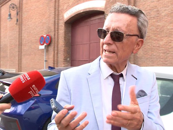 José Ortega Cano saliendo de la plaza de toros de Las Ventas