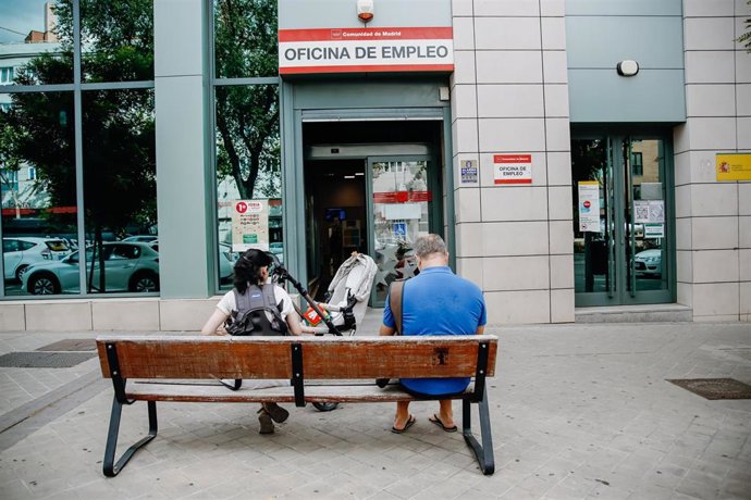 Archivo - Dos personas esperan fuera de una oficina del Servicio Público de Empleo Estatal 