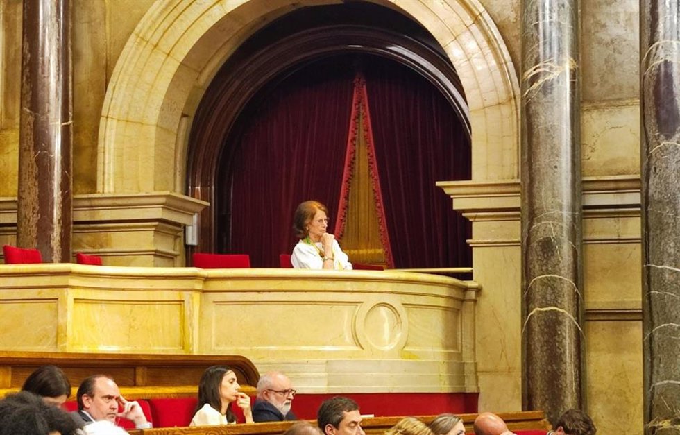 La nueva síndica de Greuges, Esther Giménez-Salinas, en el pleno del Parlament