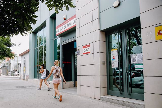 Archivo - Un mujer pasa por delante de una oficina del Servicio Público de Empleo Estatal (Sepe), a 2 de junio de 2022, en Madrid (España). 