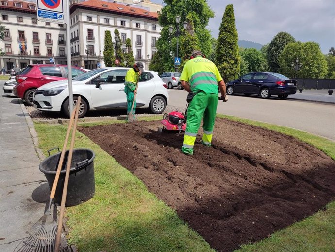 Archivo - Trabajador. Operario. Empleo. EPA. Paro. Jardinero.