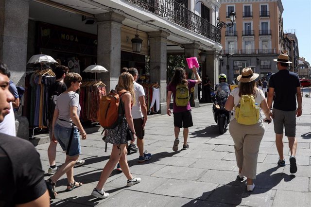 Archivo - Varios turistas pasean por una de las calles cercanas a la Plaza Mayor de Madrid.