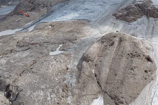 Búsqueda de desaparecidos en el glaciar de la Marmolada, en Italia