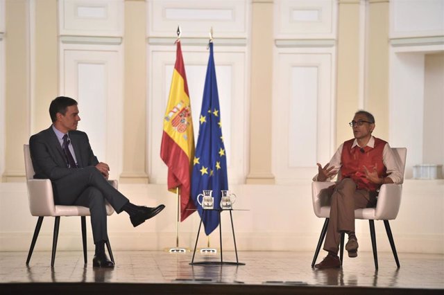 El presidente del Gobierno, Pedro Sánchez (i) y el Premio Nobel de Ciencias Económicas Abhijit Banerjee (d), durante un diálogo en el Aula Maluquer, a 4 de julio de 2022, en Madrid (España). El diálogo se enmarca en la jornada, ‘Un ingreso mínimo vital or