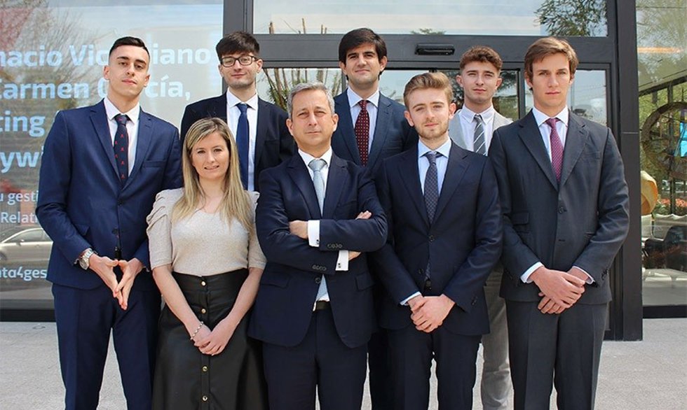 Archivo - El equipo de la unidad de soluciones digitales de Renta 4 Banco: Alejandro A., Paul K., Alejandro M., Diego de la F., Ana María C., Celso O., Eric Á. Y Jose Ll.