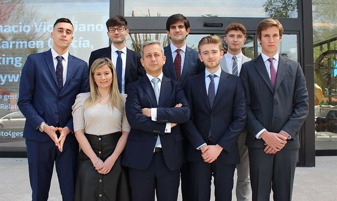 Archivo - El equipo de la unidad de soluciones digitales de Renta 4 Banco: Alejandro A., Paul K., Alejandro M., Diego de la F., Ana María C., Celso O., Eric Á. Y Jose Ll.