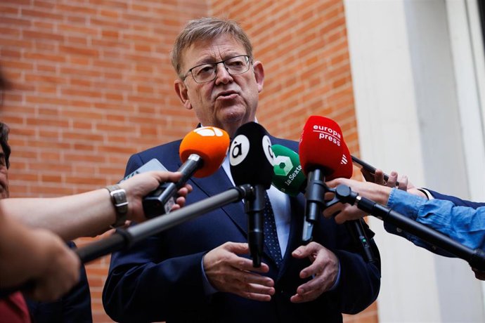 Archivo - El presidente de la Generalitat Valenciana, Ximo Puig, presta declaraciones a los medios en una imagen de archivo