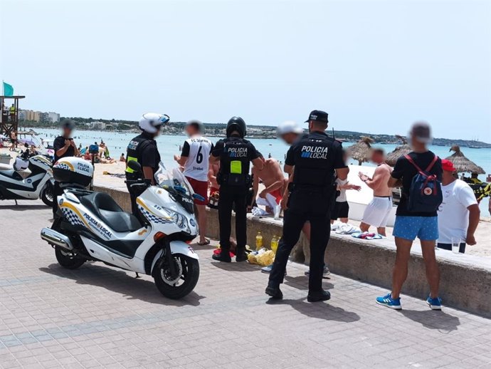 La Policía Local denuncia a seis turistas por hacer botellón en la Playa de Palma.
