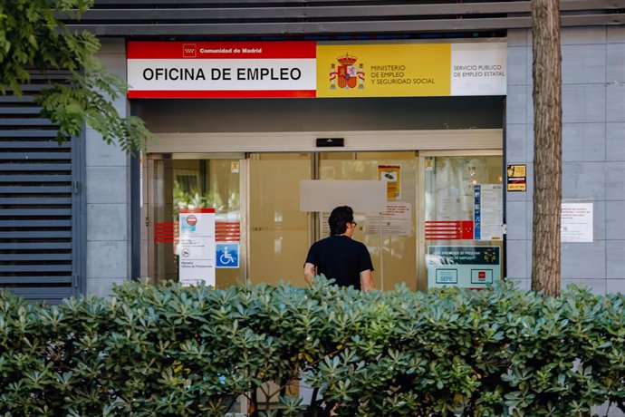 Archivo - Un hombre entra una oficina del Servicio Público de Empleo Estatal (Sepe)