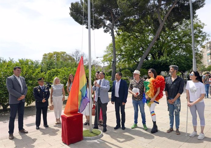 Imagen del acto en el que se izó la bandera