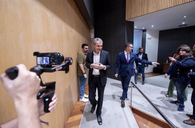 El expresidente del Gobierno, José Luis Rodríguez Zapatero, y el portavoz parlamentario, Héctor Gómez, a su llegada a la jornada parlamentaria