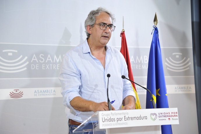 El diputado de Unidas por Extremadura en la Asamblea Joaquín Macías en rueda de prensa sobre las propuestas de resolución de su grupo en el próximo Debate sobre el Estado de la Región