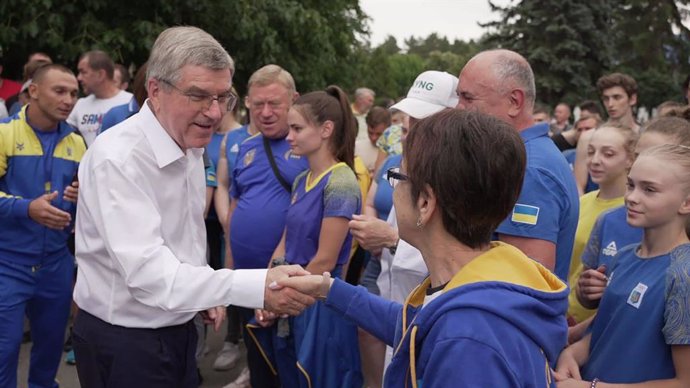 El presidente del COI, Thomas Bach, visita a los deportistas ucranianos en Kiev.