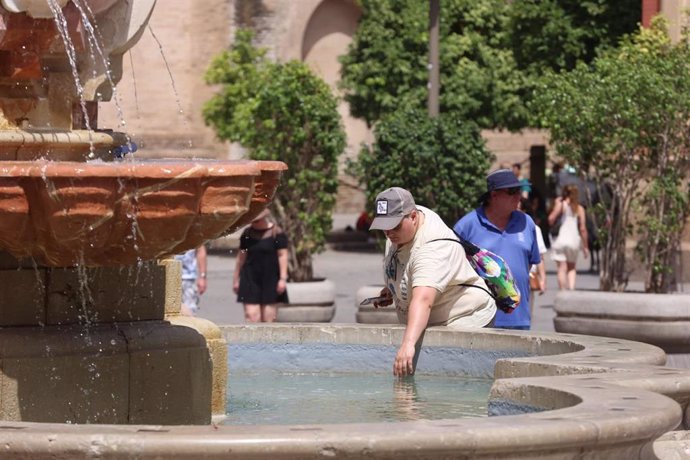 Archivo - Un hombre se refresca en una fuente, en una foto de archivo.