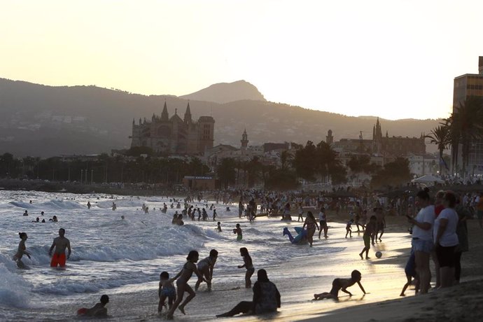 Centenares de personas se bañan en la playa en junio en Mallorca.