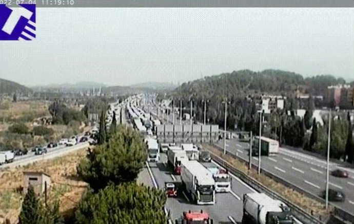 La via B-23 pateix sis quilmetres de cues a Molins de Rei (Barcelona).