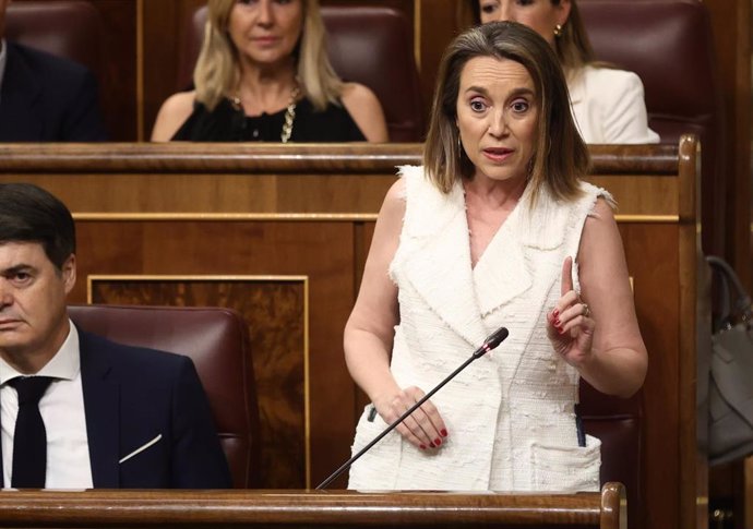 La secretaria general del Partido Popular, Cuca Gamarra, interviene en una sesión de control, en el Congreso de los Diputados, a 22 de junio de 2022, en Madrid (España). 