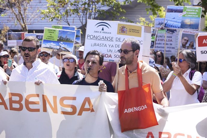 Detalle de la concentración de los trabajadores de Abengoa en la consejería de Economía, a 30 de junio de 2022 en Sevilla (Andalucía, España)