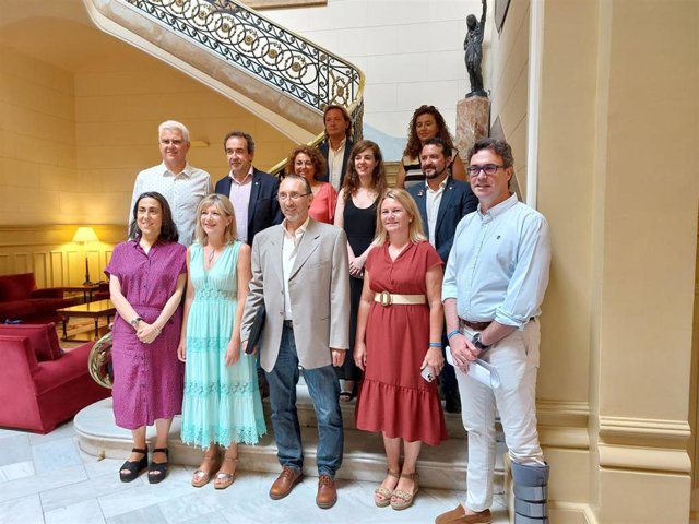 El presidente de la Comisión Asesora de Derecho Civil de Baleares, Bartomeu Bibiloni, junto a los representantes de todos los grupos parlamentarios.