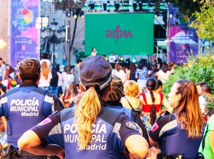 Archivo - Policías municipales en el Orgullo.