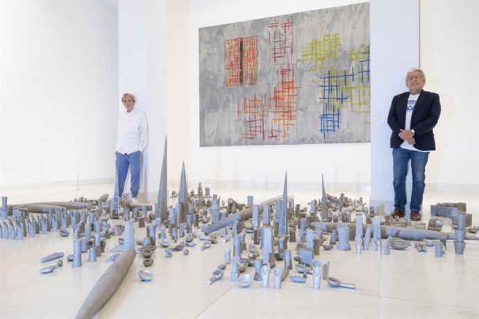 Miquel Navarro y Rafael Alcón junto a una de las obras