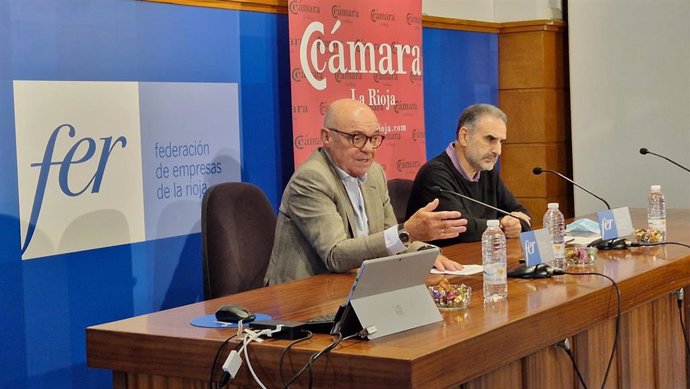 El presidente de la Federación de Empresas de La Rioja (FER) y de la Cámara de Comercio de La Rioja, Jaime García-Calzada, y el presidente de la Plataforma del Tercer Sector (PTS), Jaime Caballero Cubedo, en comparecencia de prensa