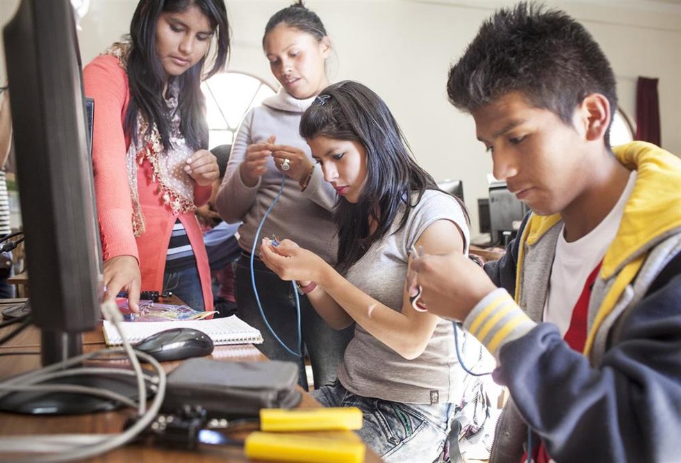 Archivo - Accenture y Entreculturas. Formación laboral a jóvenes